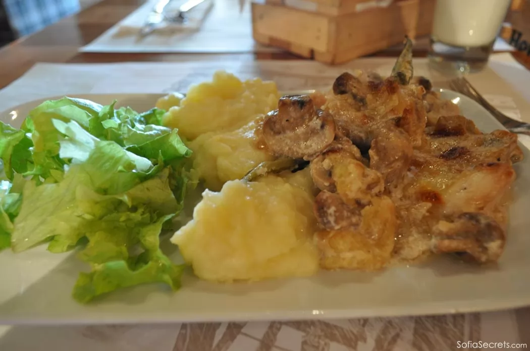 Chicked with mushrooms, mashed potatoes and green salad at Spaghetti company